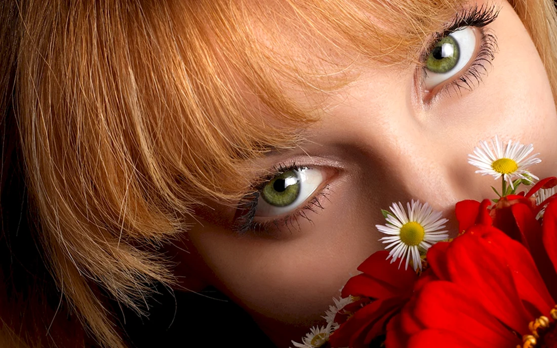 Девушка глаза в цветах