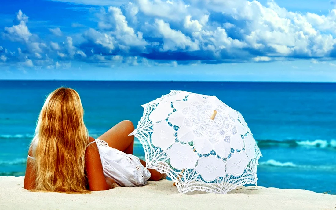 Девушка на пляже с ракушкой