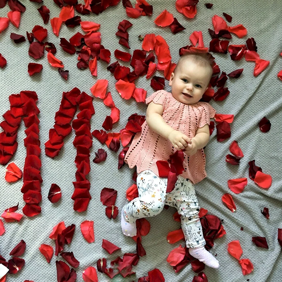 Фотосессия в розах детей