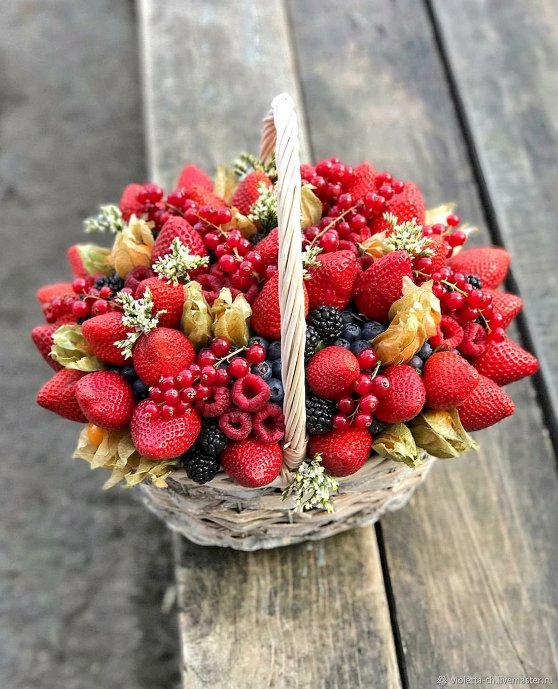 С какими ягодами сочетается клубника. Букет из ягод. Фруктовый букет. Композиция из ягод. Ягодно-цветочный букет.