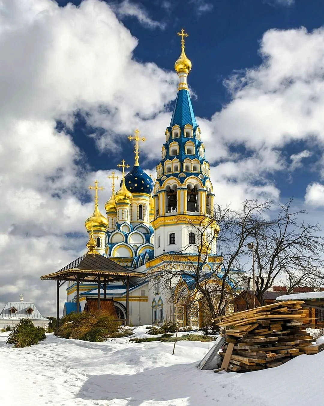 Красивые соборы и храмы. Храм иконы Божией матери Неувядаемый цвет. Церковь храм Новорижское шоссе. Храм на Рублево-Успенском шоссе.