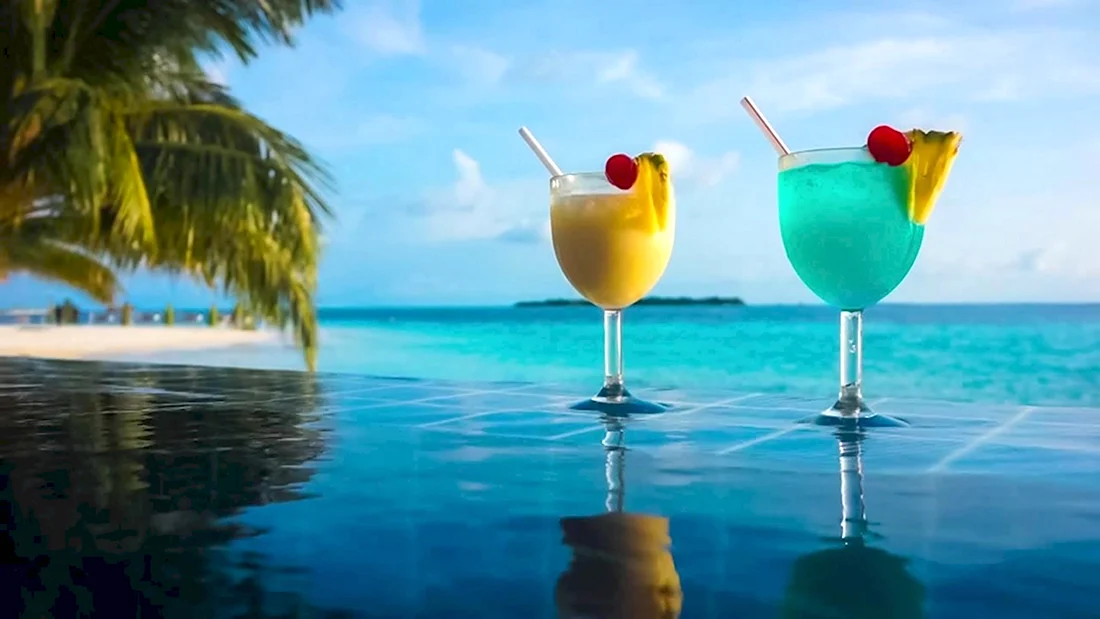 Мальдивы и коктейль на пляже
