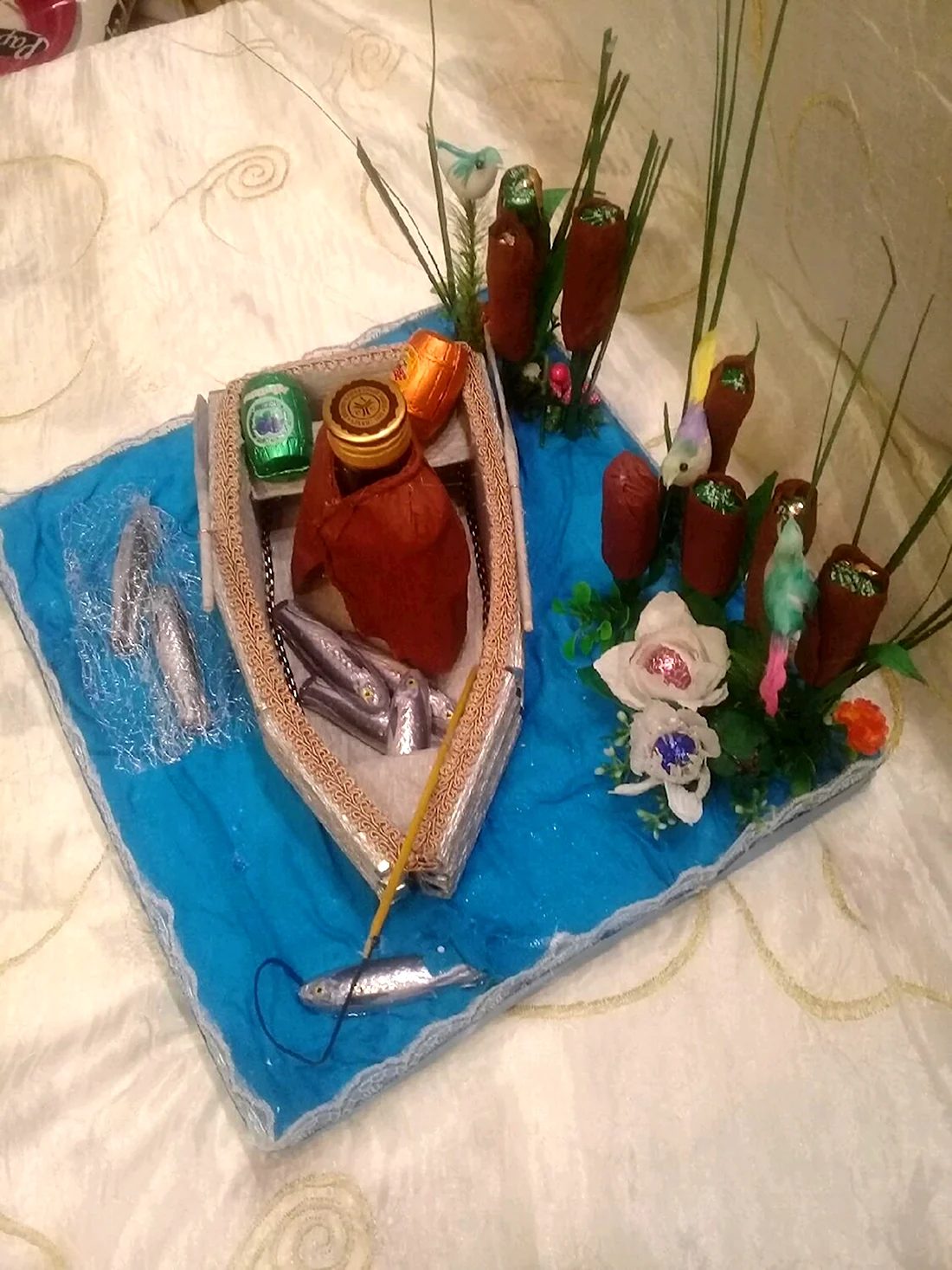 Подарок рыбаку из конфет