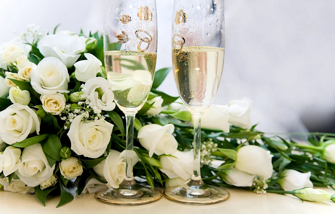 Свадебный букет и шампанское