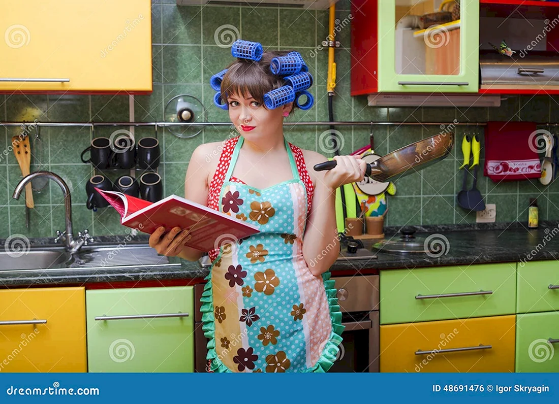 Женщина в бигудях на кухне